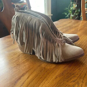 Beast Fringe leather heeled booties Size 8.5 GUC! Bin D‎
